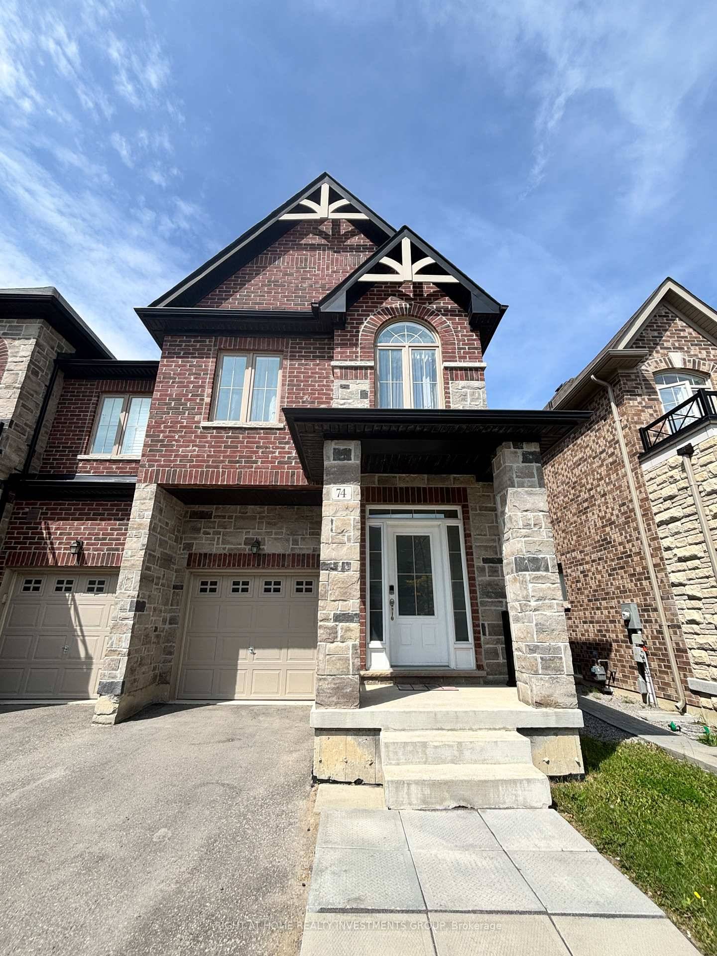 Welcome Home ! This Sunfilled 4 Bedroom End Unit Townhouse Offers A Functional Layout W Open Concept Modern Kitchen W Walk Out To Backyard Facing The Peaceful Ravine !