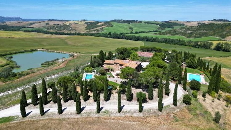 Historic residence with luxury farmhouse accommodation between Pienza and San Quirico, 106 hectares of land, pools and natural lake in Val d'Orcia.