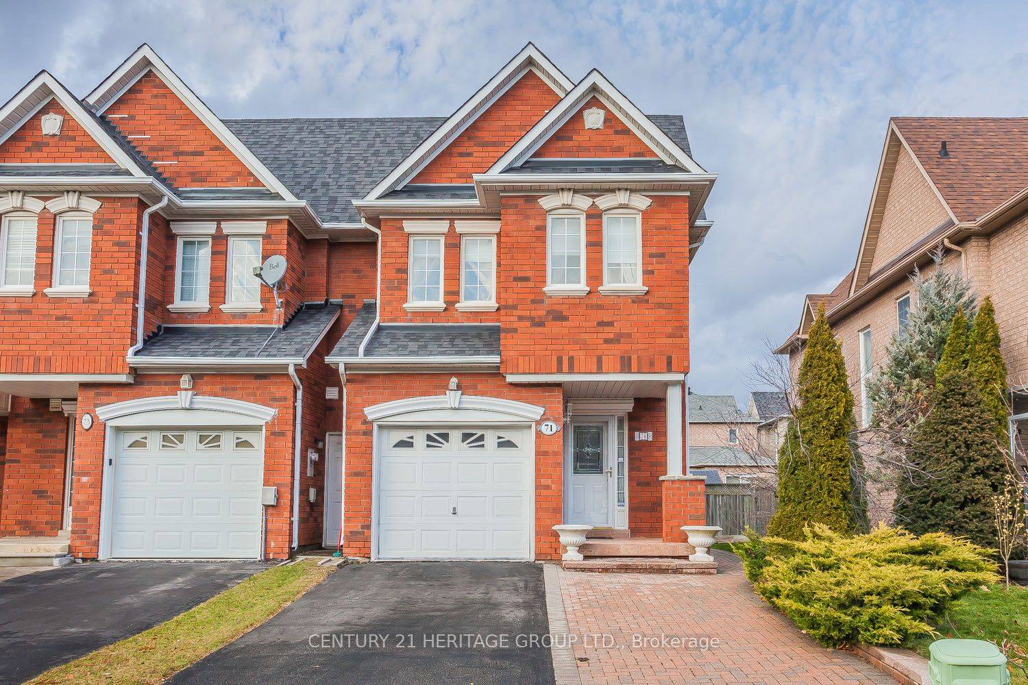 SPACIOUS END UNIT TOWNHOUSE ON A GENEROUS LOT IN THE HIGHLY DESIRABLE ROUGE WOODS COMMUNITY FLODED WITH NATURAL LIGHT.