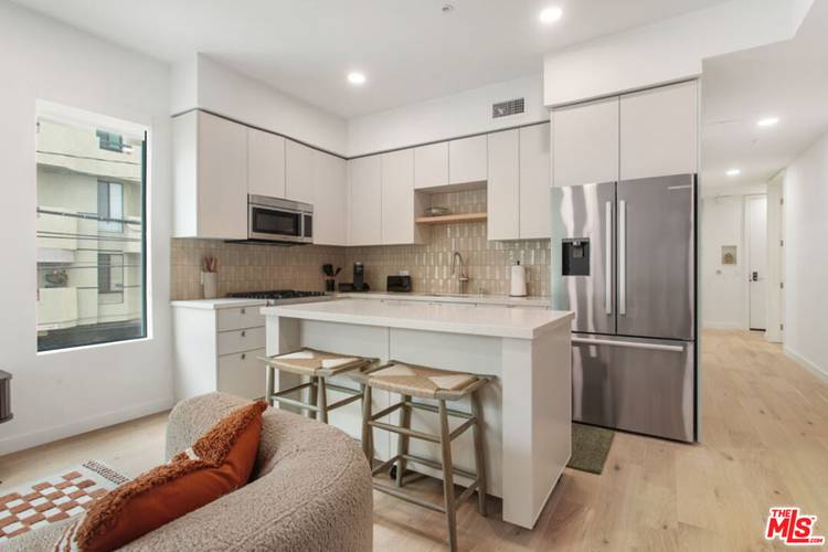 10310 Santa Monica Blvd 2BR Beverlywood La