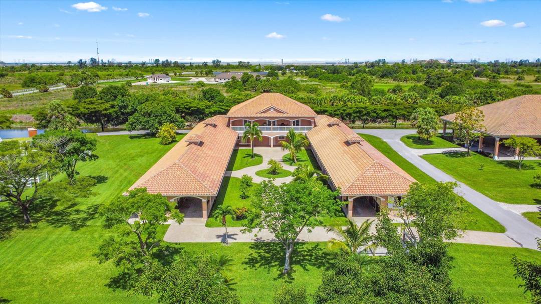 This equestrian estate is a true year round facility spanning 10 stunning, functional acres.
