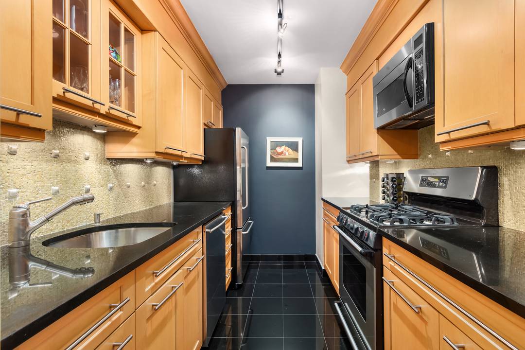 A Distinguished Residence Above MoMA Perched on the 18th floor of the prestigious Museum Tower, this beautifully appointed 1, 204 square foot residence enjoys open northwest exposures and sweeping city ...