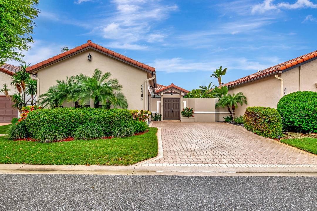 Upscale furnished home now available for the off season, yearly and season !