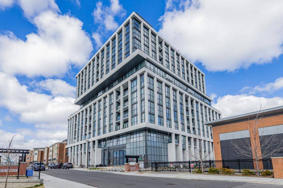 Prime Port Credit ! High Floor Executed Upgrade Suite 3 beds 3 washrooms Balcony 2 Parking Spots Side by Side in level A 1storage room In Level A.