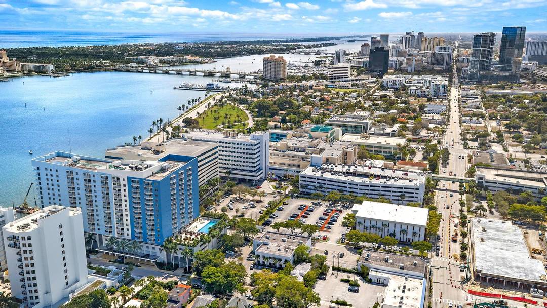 Penthouse level living with 10' ceilings and sweeping northeastern views of the ocean, Intracoastal, Palm Beach, and city skyline.