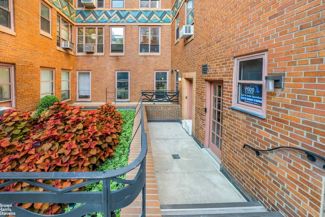 Prime Gramercy Maisonette Cooperative Bring your architect to this one of a kind Gramercy Park maisonette, located on the first floor of the beautiful full service Gramercy House.