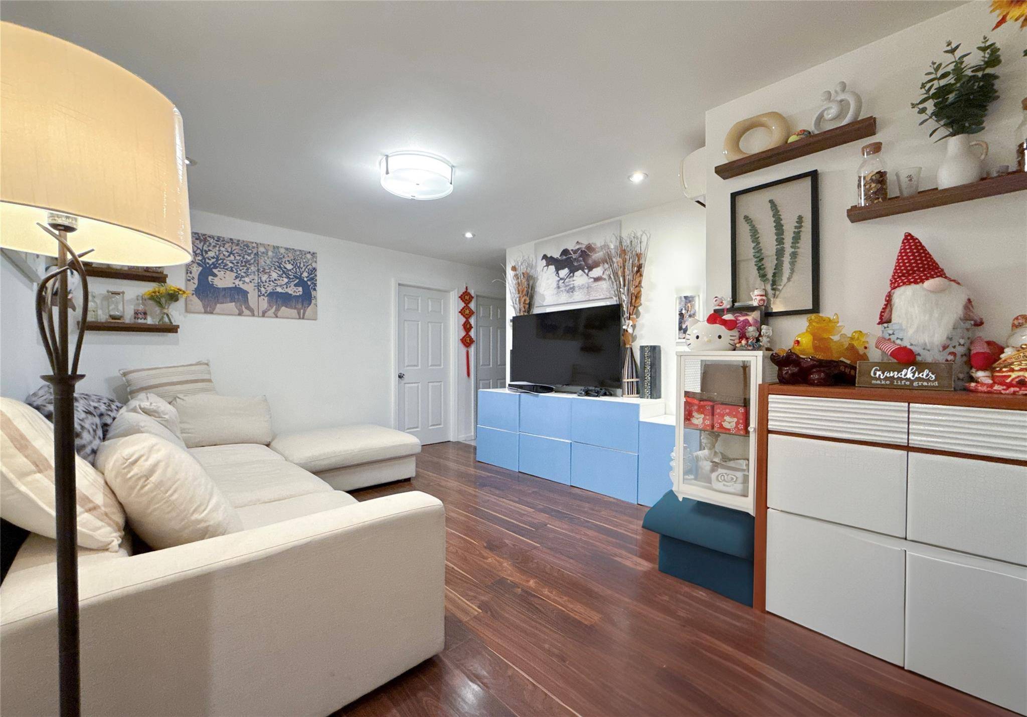 Price Reduction ! ! ! Modern 2 Bedroom amp ; 2 Bath Condo with Terrace in the Heart of Flushing, this well maintained corner unit offers an expansive floor plan ...