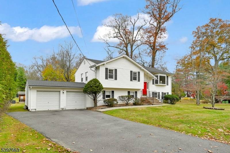 Ready for you to move in and enjoy, this 2100 sq.