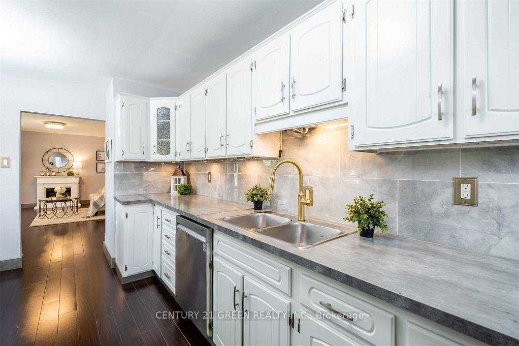 Rare Find ! Fully Renovated LEGAL Duplex, Turnkey Positive cash flow, close to 3 Universities with 3 2 Bedrooms, 2 Modern Full Bathrooms amp ; 2 Kitchens Detached bungalow situated ...