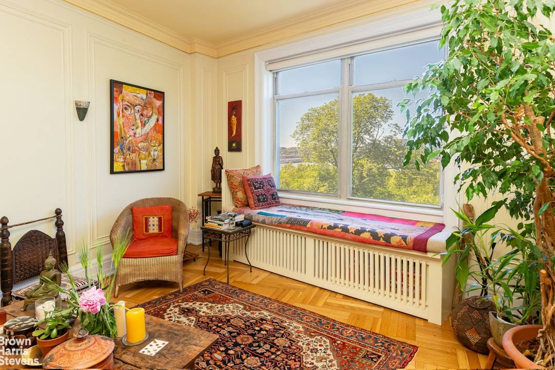 DIRECT RIVER VIEWS 2 3 BEDS This is a serene, bright and classic 6 room home.