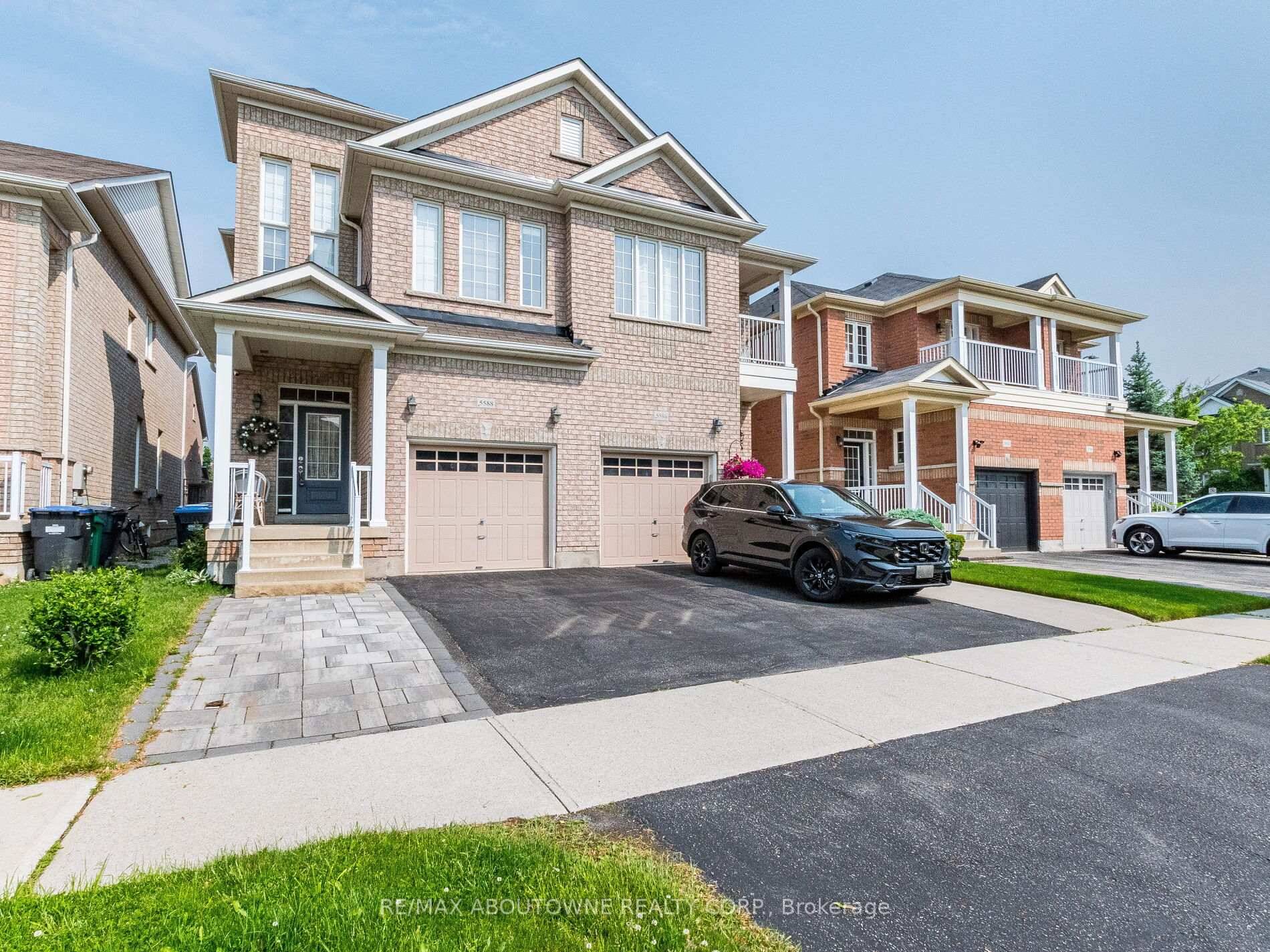 A stunning 3 bed 4 bath, 2 story semi detached home in the heart of Mississauga.