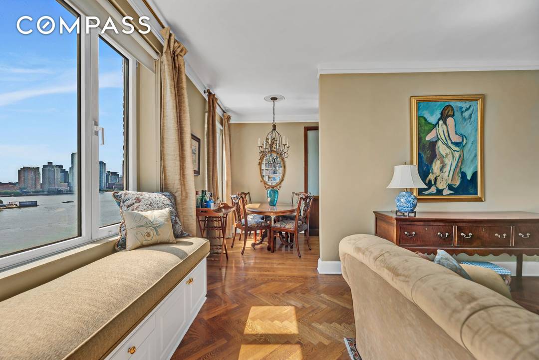 MAJESTIC RIVER VIEWS... A WOOD BURNING FIREPLACE.