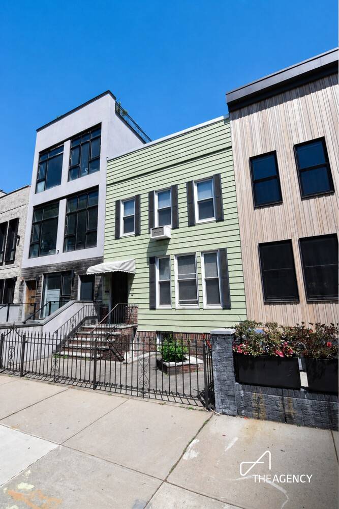 We are proud to present this Greenpoint Gem to the market.