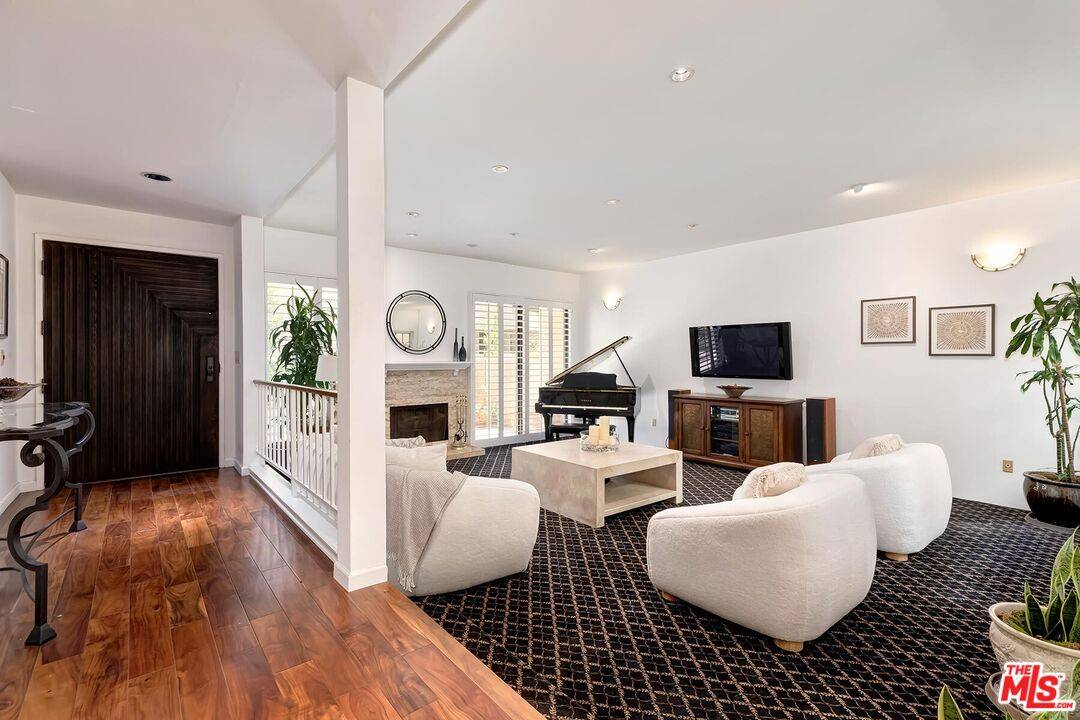 2435 Century Hl 2BR Beverlywood La