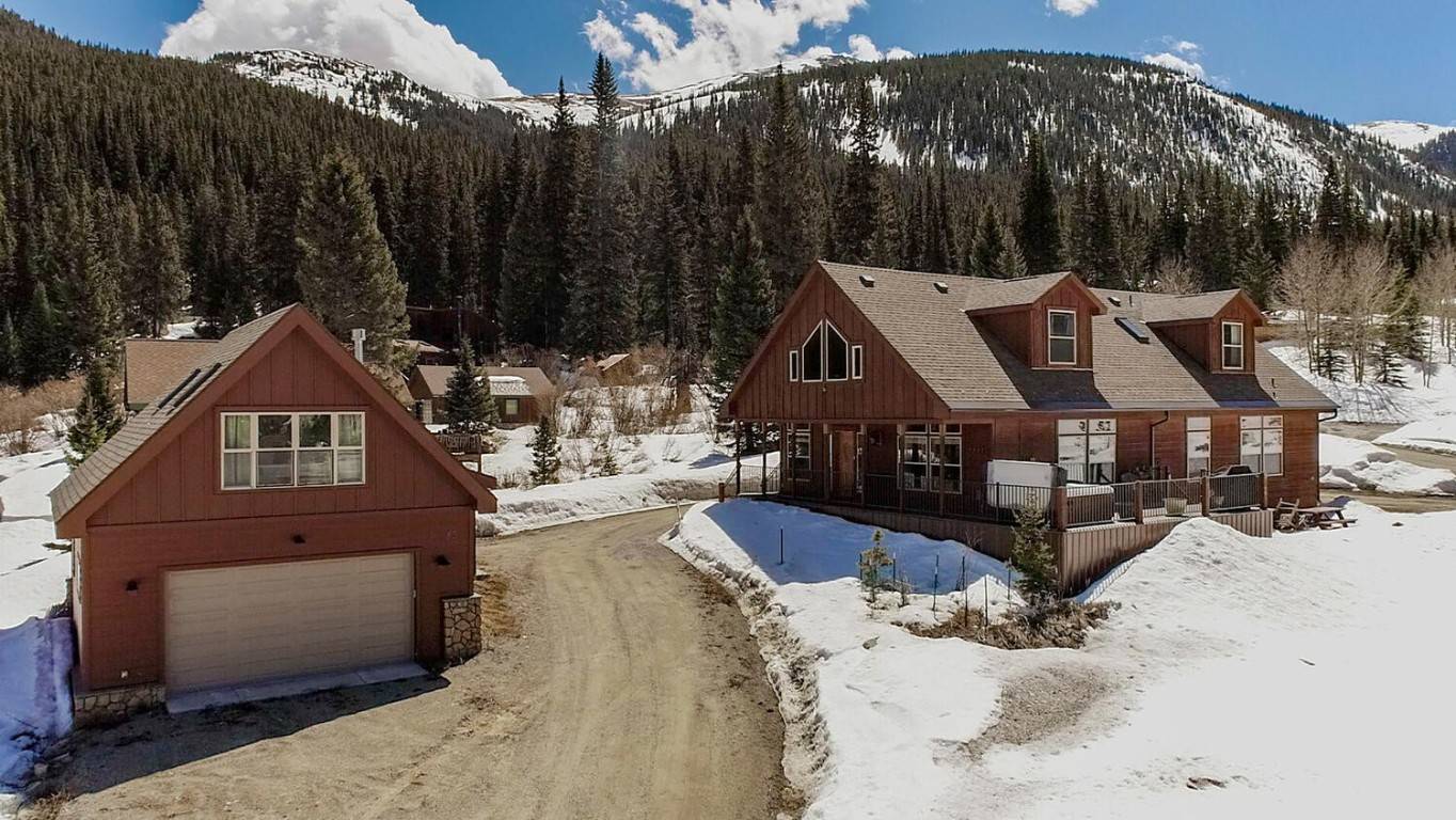 Enjoy this bright and sunny retreat in Blue River, just a quick 8 minute drive from the heart of downtown Breckenridge.