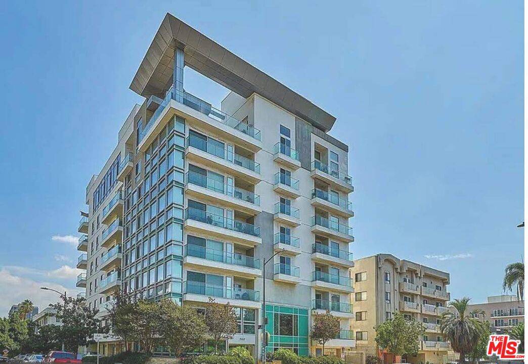 702  S Serrano Ave 3BR Hancock Park La