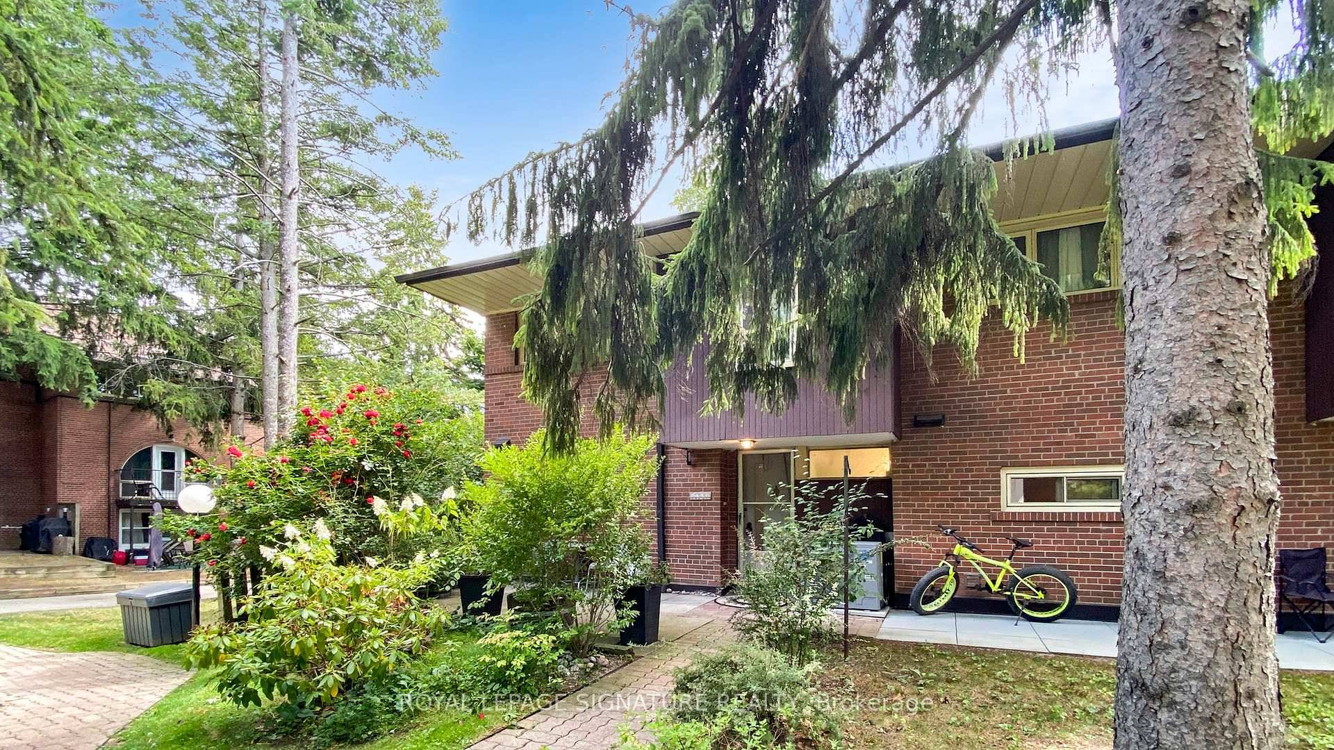 A Rarely Offered, spacious 4 1 Bedroom Condo Townhouse in North York !