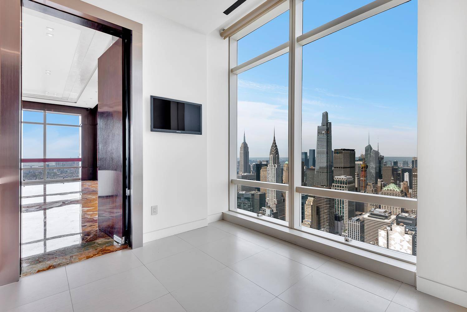 Experience penthouse living surrounded by 5, 400 square feet of iconic views.