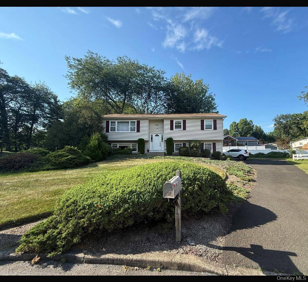 Beautiful 4 Bedroom Rental in Bardonia Welcome to 10 Parklyn Ct !