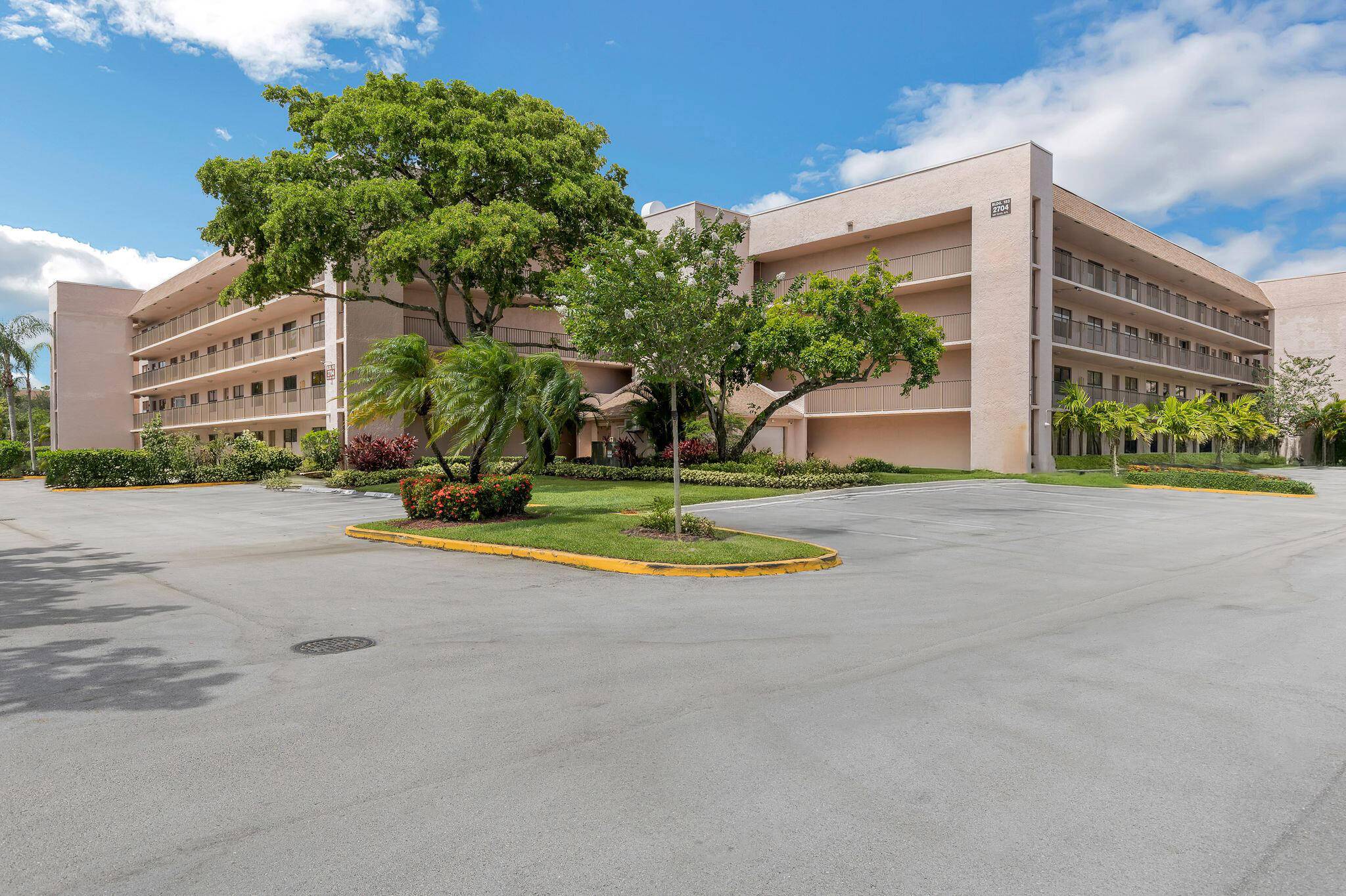 Stunning Penthouse Corner Unit in Sunrise LakesWelcome to this beautifully maintained 2 bedroom, 2 bathroom penthouse in the desirable 55 community of Sunrise Lakes.