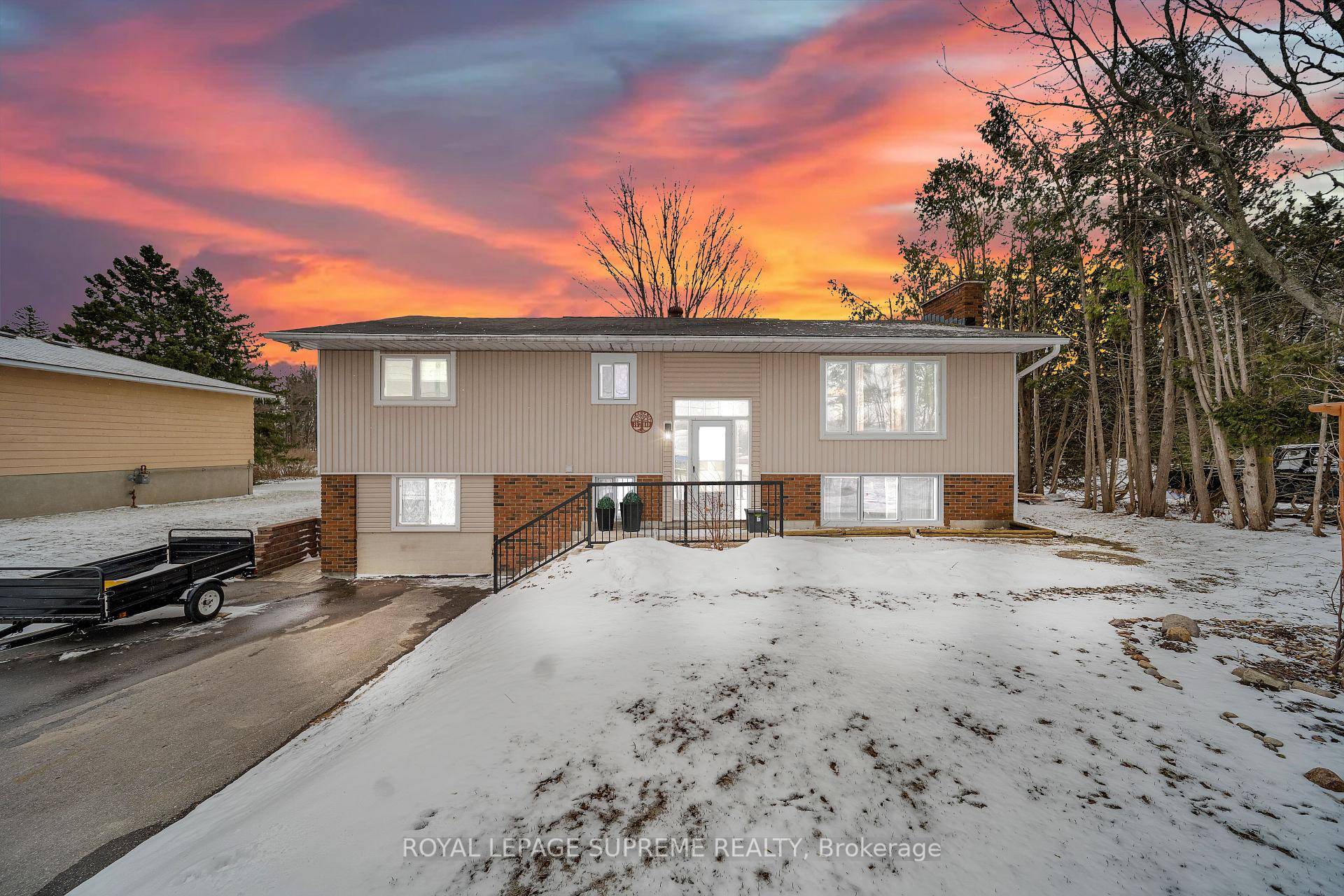 Nestled in the heart of Oro Medonte, this charming home blends natures beauty with everyday convenience.