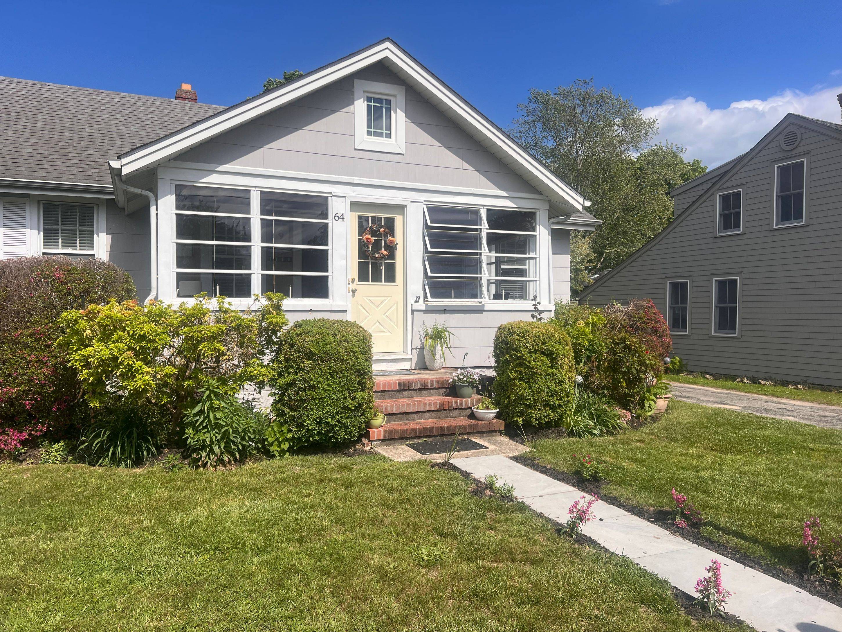 Charming 3-Bedroom Cottage, steps to all