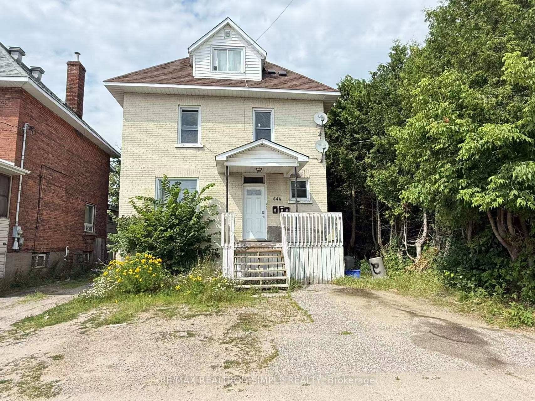 This solid brick TRIPLEX is in the desirable pinewood area in North Bay ; Close to transit, schools, and amenities.