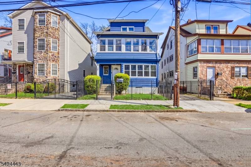 Renovated 2 family home 2021 on a 36x100 lot in Newark.