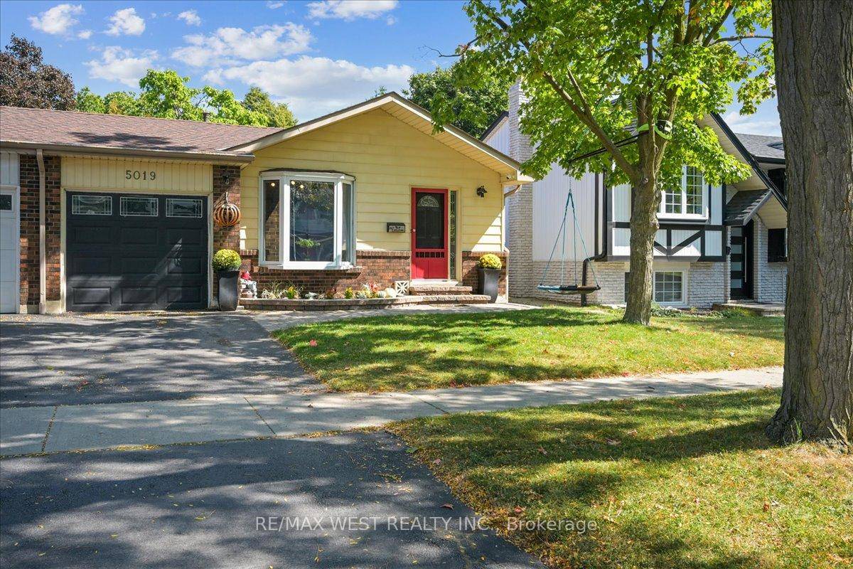 Welcome to this three bedroom backsplit in Burlingtons sought after Appleby community, offering over 1500 sq ft of finished living space.