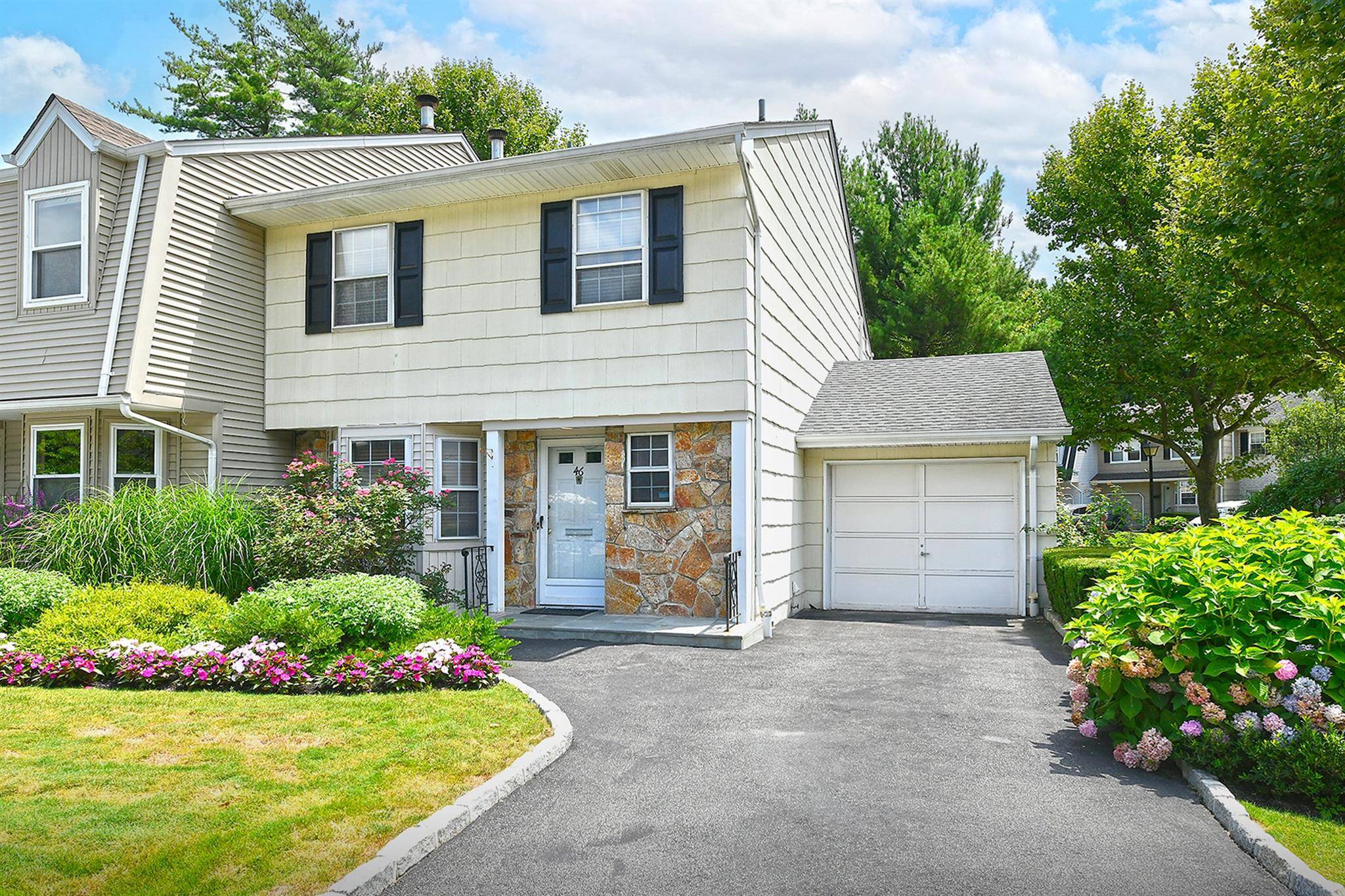 Welcome to 46 Manors in the desirable community of Jericho.