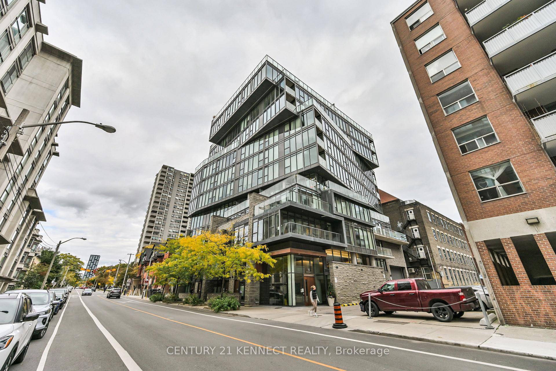 Award winning 12 Degrees boutique condo in the heart of Queen West !