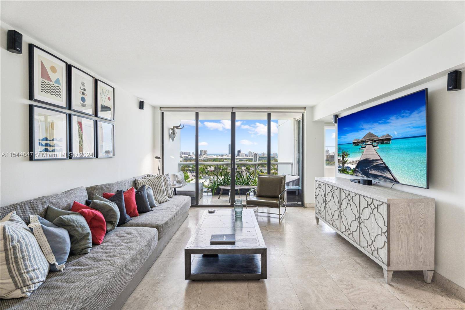 ULTRA PRIVATE CORNER UNIT WITH PANORAMIC VIEWS.