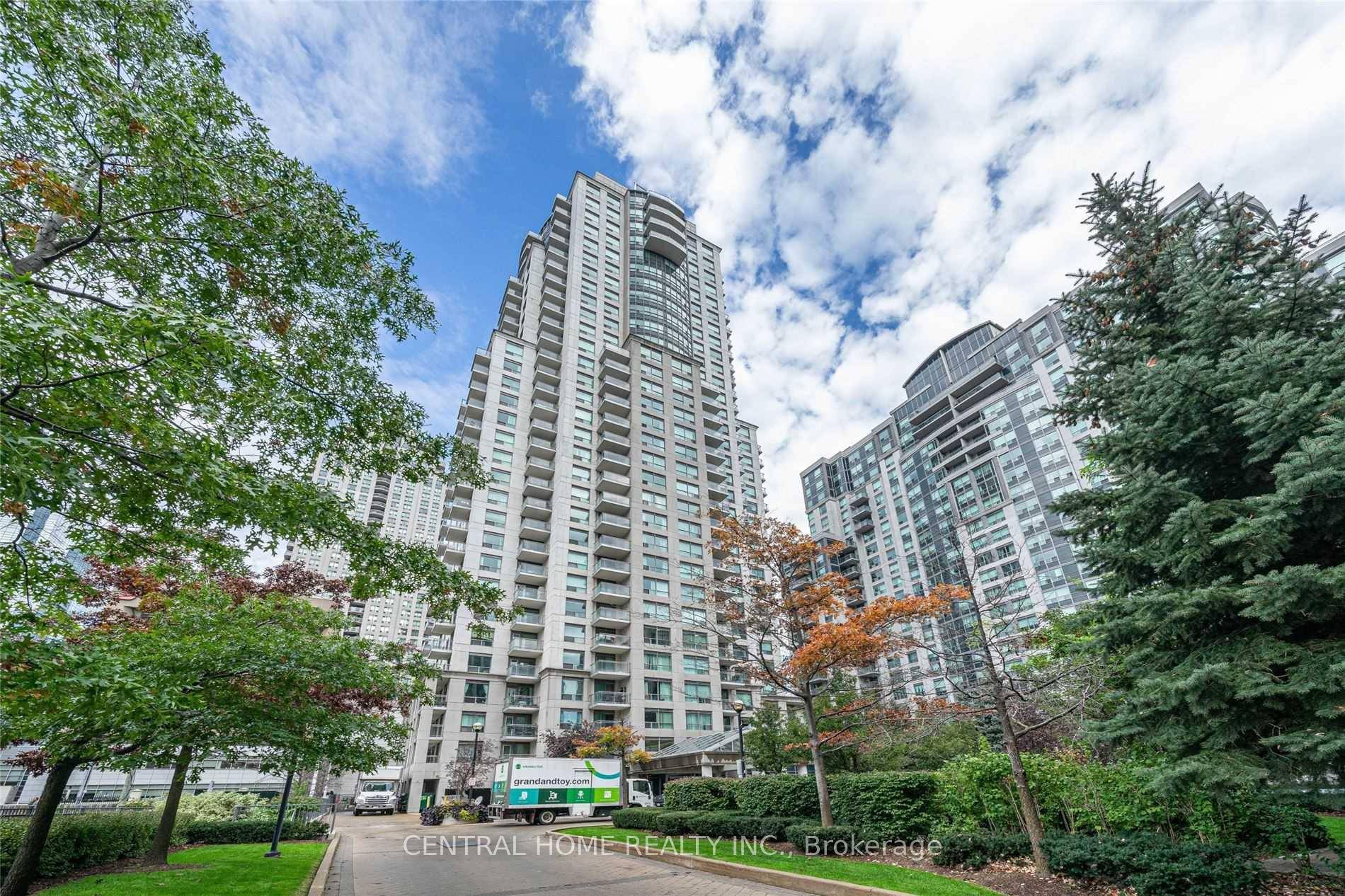 un Filled ! Spacious ! One Bed With Open Den, Se Corner Unit !
