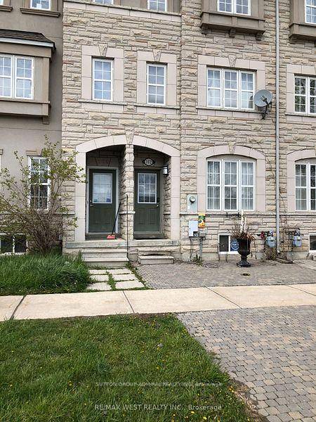 Beautiful 3 1 Bedroom Luxury Townhome in Desirable Location close To Yonge St, School Public Transit.