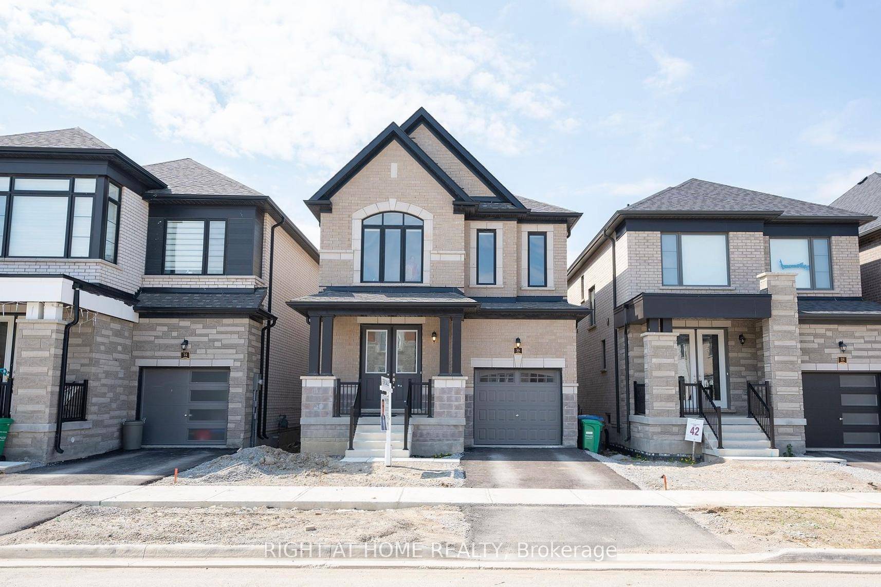 Welcome to this inviting 3 bedroom, 3 bathroom detached house, where practicality and comfort await.