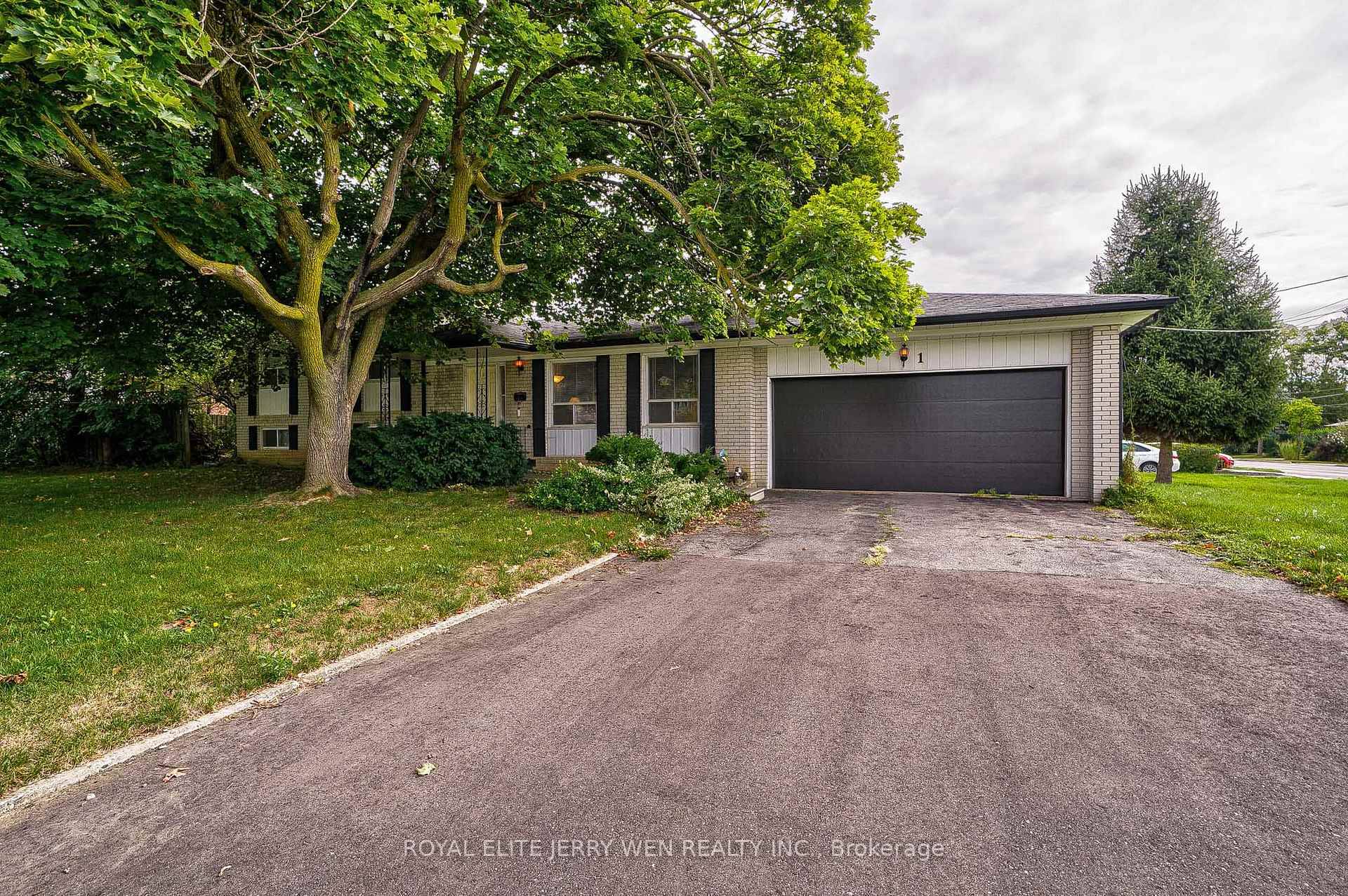 Stunning and meticulously maintained 3 bedroom 2 bathroom, 2 garage detached sidesplit home nestled in the highly sought after Thornhill community.