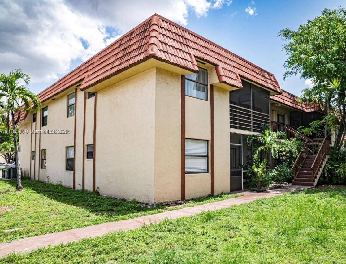 Spacious 3 bedrooms 2 bathrooms apartment located in the gated community of Lago Grande, Hialeah.