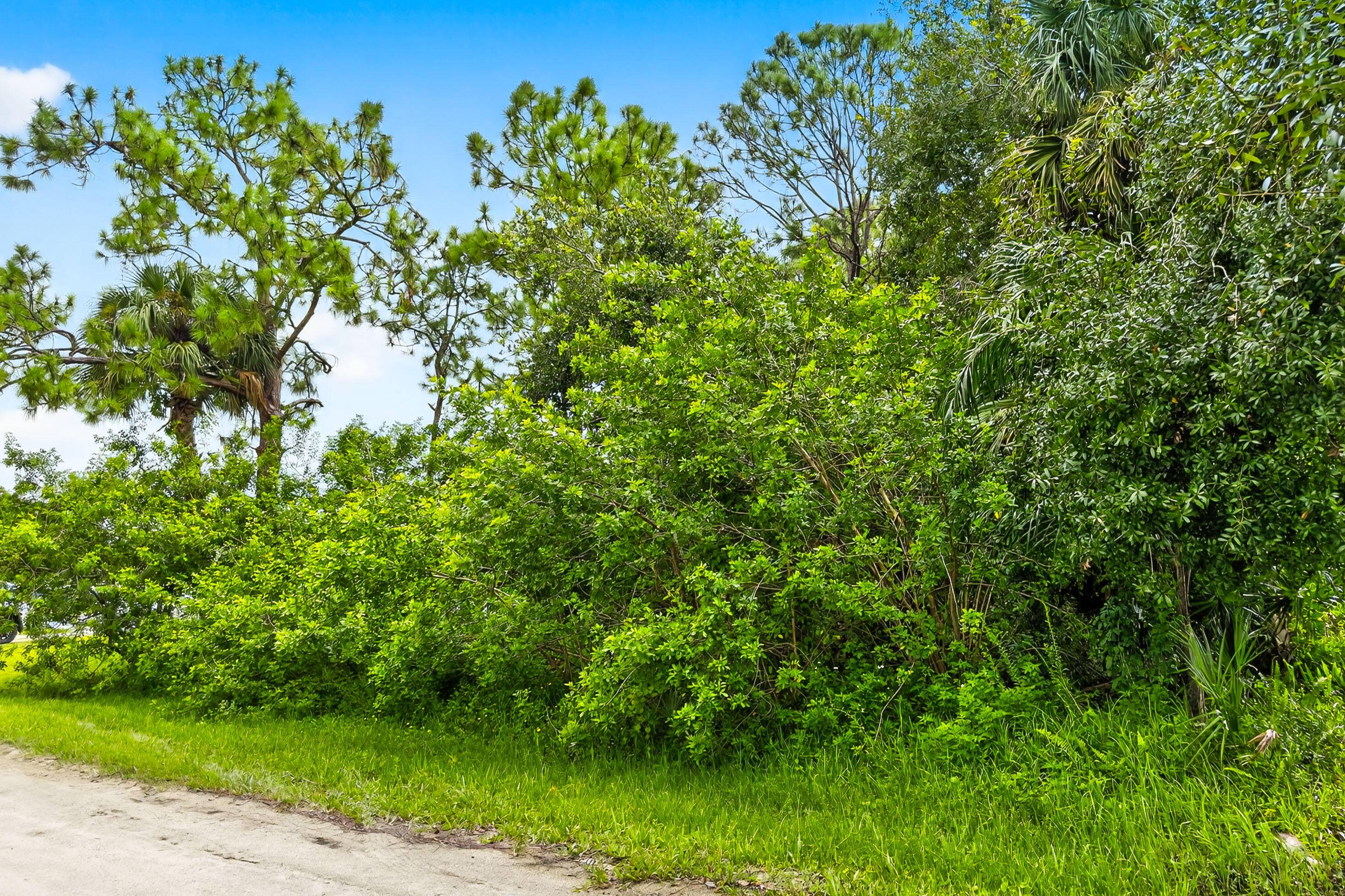 No HOA ! Build your dream home lot in Vero Lake Estatesa where flip flops can take you from your front door to Sebastian's sandy beaches in minutes.