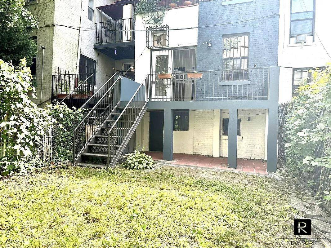 Welcome to this newly refreshed, huge Junior 4 one bedroom with BONUS ROOM, PRIVATE TERRACE amp ; BACKYARD, AND XL WASHER DRYER in a well maintained brownstone.