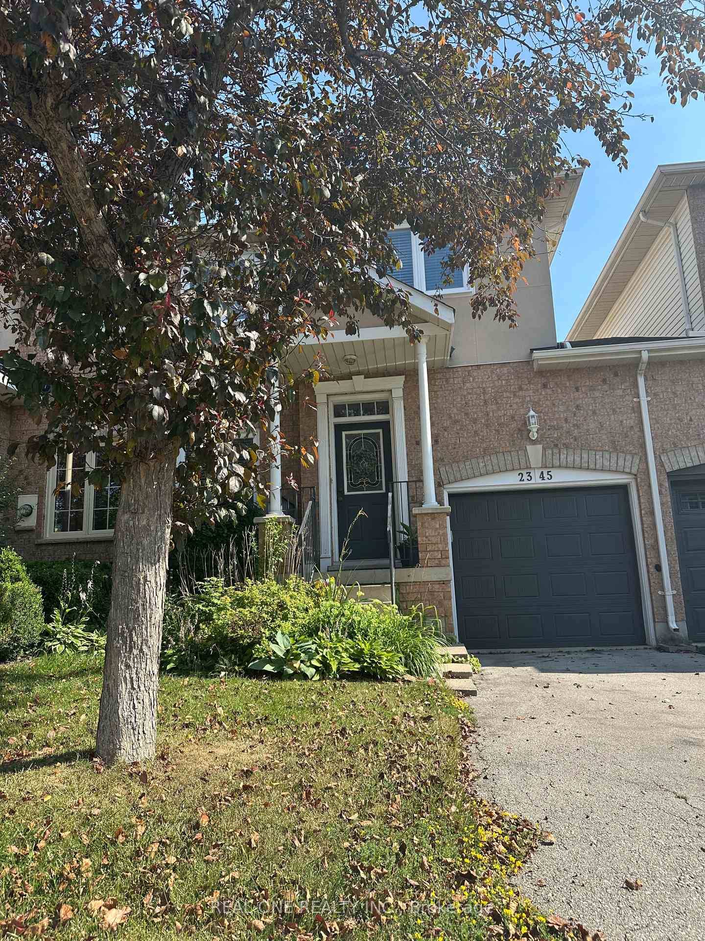 The Well maintained 3 bedroom 4 bathroom with finished basement in the sought after Iroquois Ridge area.