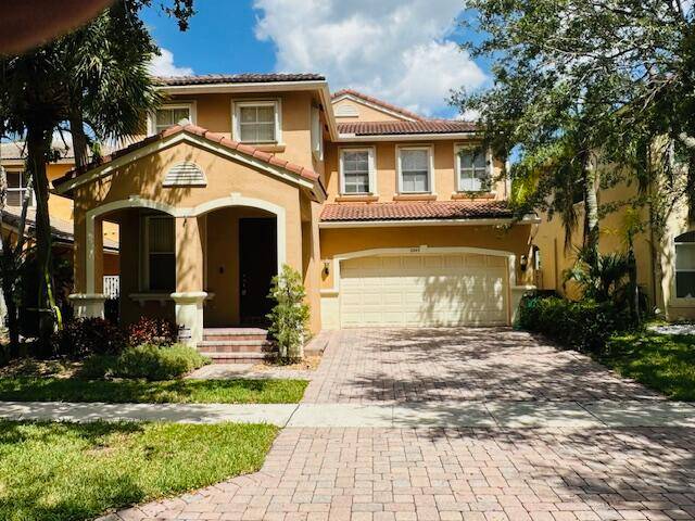 Discover this beautiful 5 bedroom, 4 bathroom home for lease in the desirable Lake Worth area, offering nearly 3, 000 square feet of spacious and functional living.