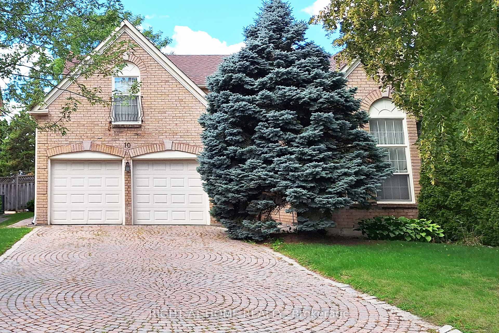 Unionville home in a quiet tree lined neighbourhood, steps from school, scenic walking trail to Too Good Pond, and children's park.