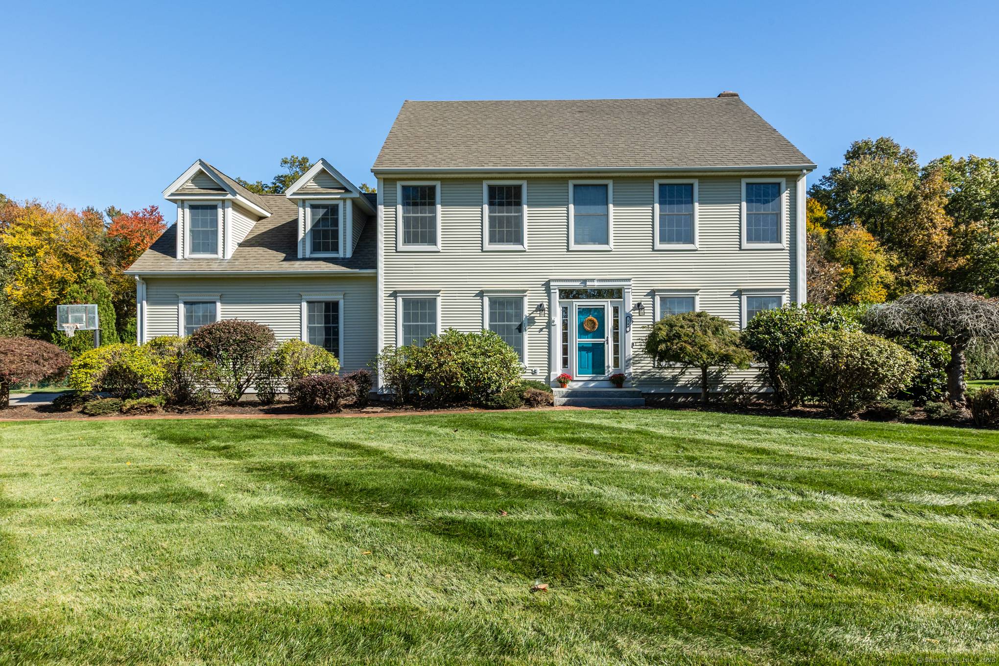 Beautiful 2261 sqr ft Colonial offering tremendous curb appeal !