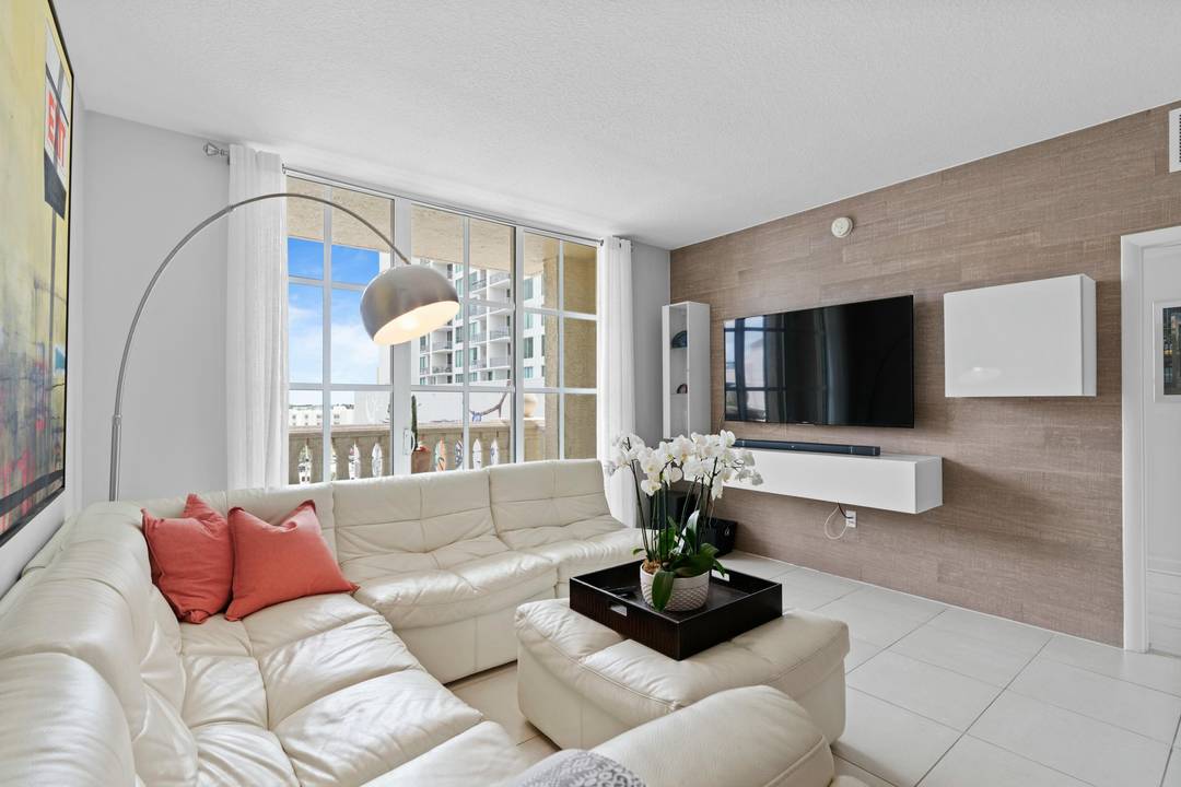 Gorgeous 2 Bedroom, 2 Bath bright condo in desirable and centrally located 24hr concierge building.