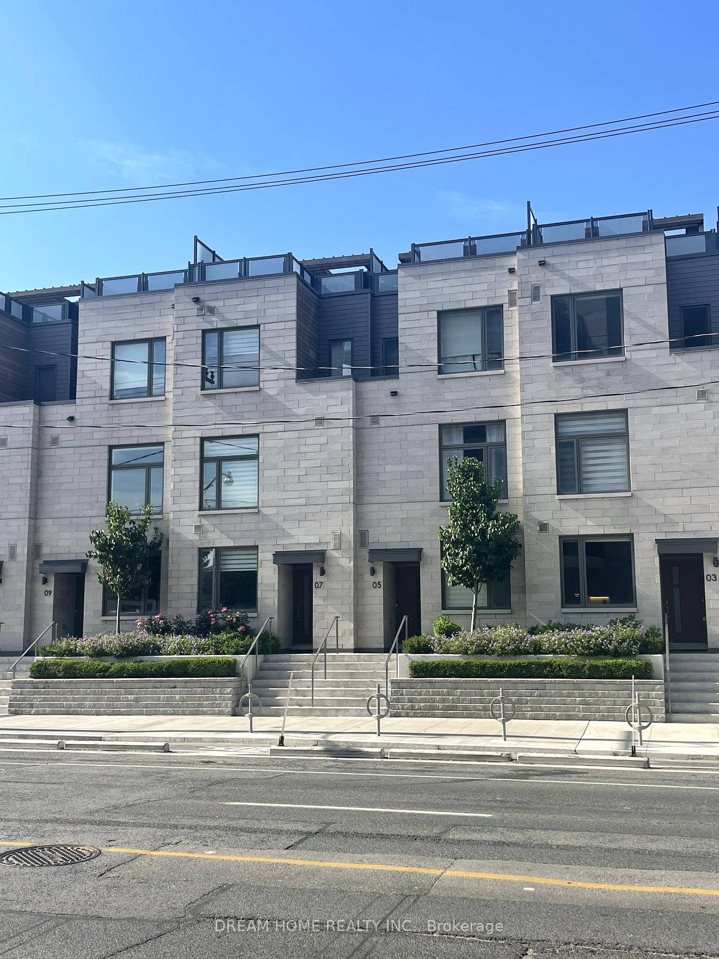Nice Partially Furnished Luxury condo townhouse with a spacious rooftop terrace offering breathtaking views of the CN Tower and the city skyline, situated in the highly sought after Annex Yorkville ...