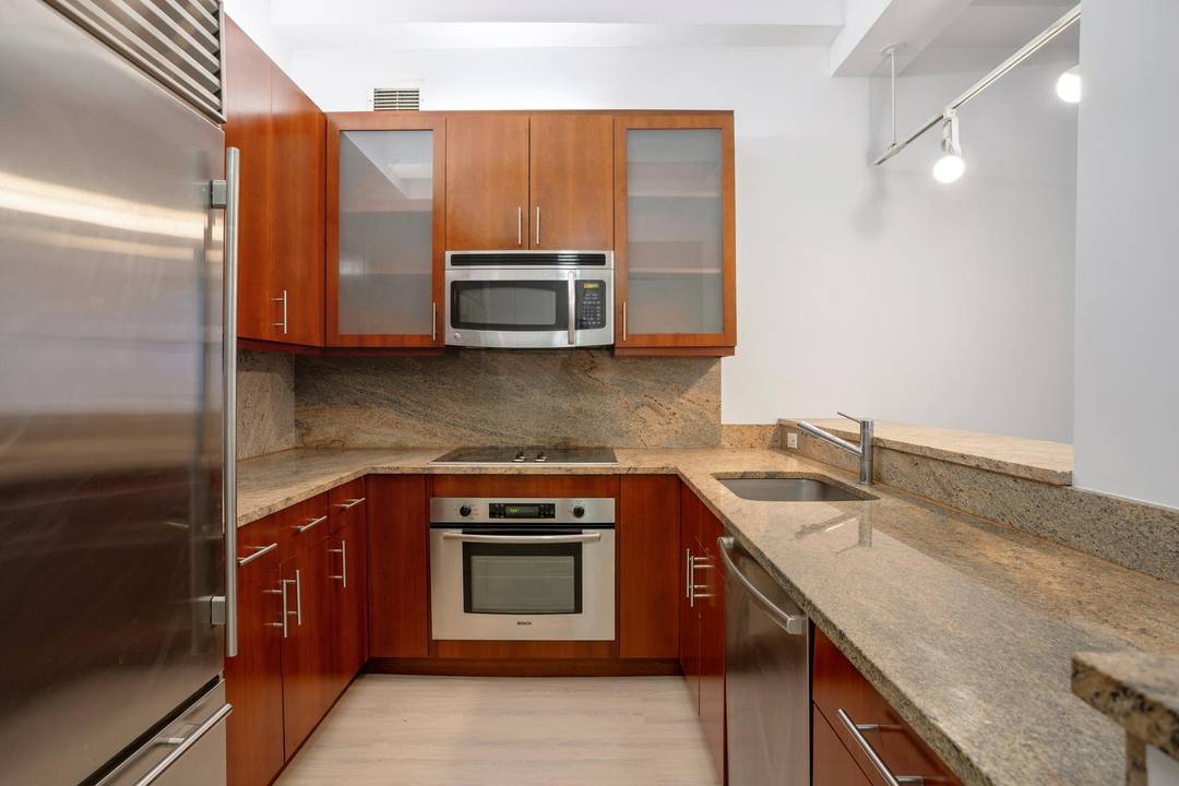Elegant 2 Bedroom Residence in Prime FIDI Location Welcome to this beautifully updated 2 bedroom, 2 bathroom home in the heart of the Financial District.
