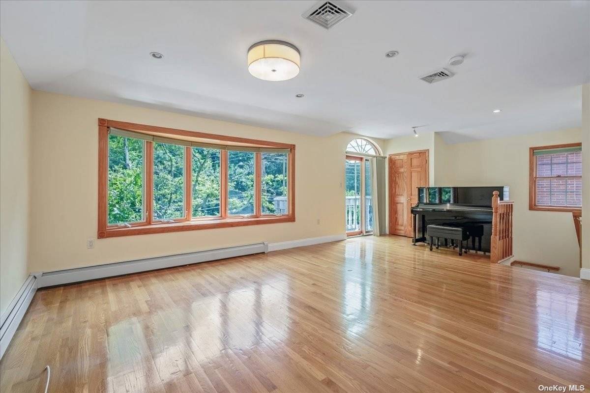 Welcome to this 2nd floor apartment.