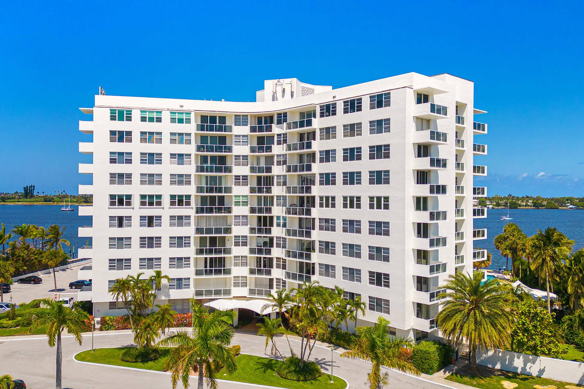Enjoy tropical resort like living !