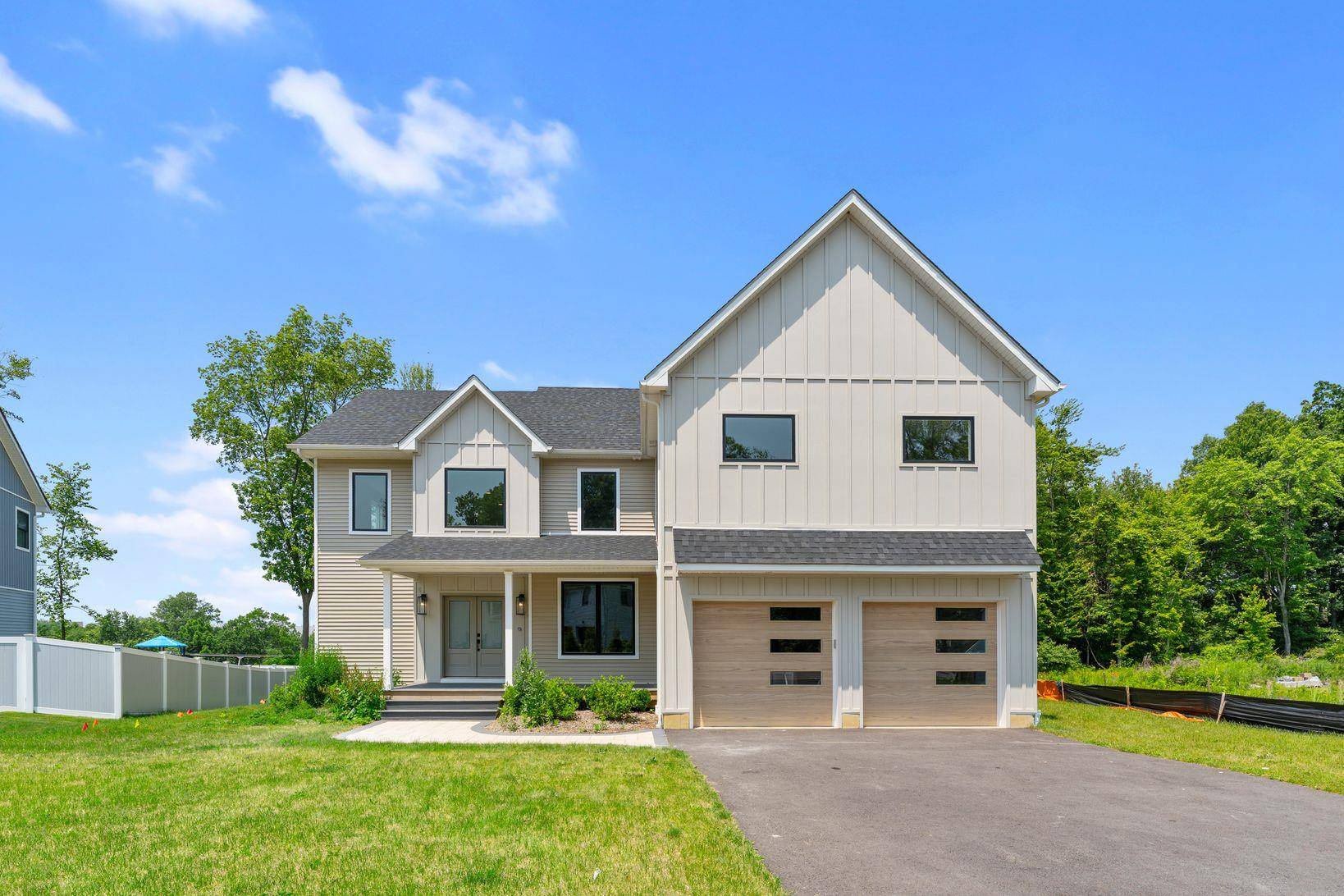 MANOR EXCLUSIVE MODEL MOVE IN READY Welcome to Aerie Preserve, an established enclave of luxury new construction homes nestled in the heart of the scenic Mid Hudson Valley.