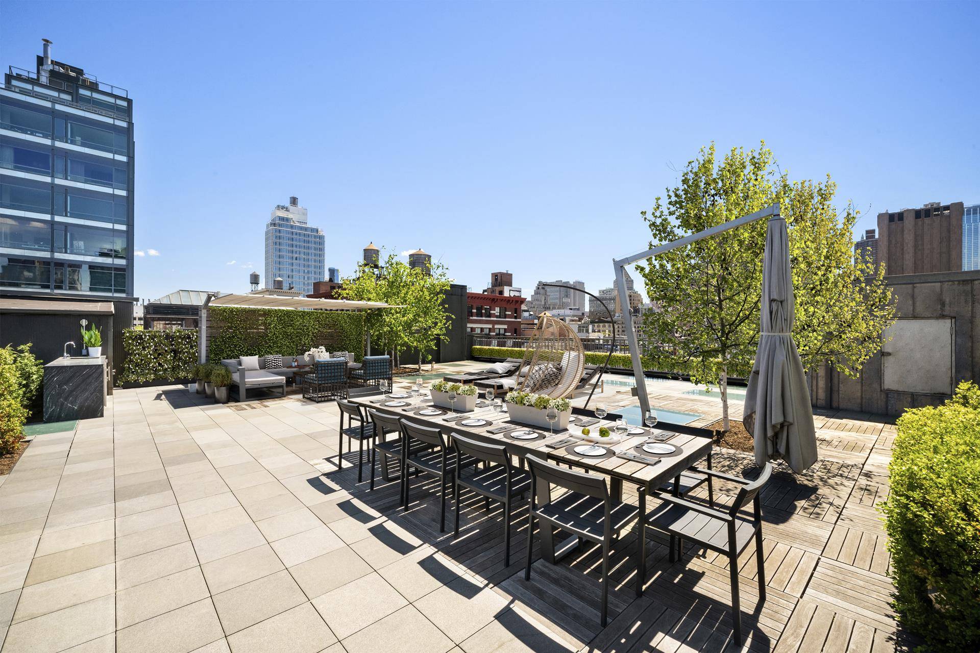 Introducing the exquisite full floor penthouse with sprawling private roof terrace at 96 Grand Street, a boutique 9 unit coop situated in the heart of Soho.